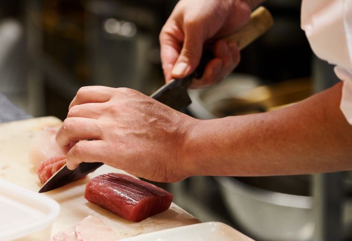 刺身を調理している写真